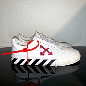 OFF— WHITE Arrow Vulcanized Low Top sneaker